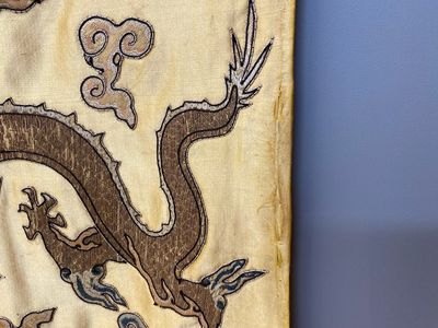 A Chinese yellow-ground silk embroidery decorated with sixteen five-clawed dragons, Da Ming 大明 mark, 19th C. — photo 13