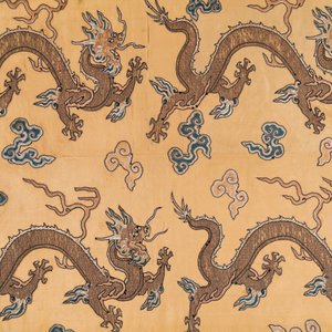 A Chinese yellow-ground silk embroidery decorated with sixteen five-clawed dragons, Da Ming 大明 mark, 19th C. — photo 4