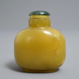 A Chinese yellow jade snuff bottle, 18th C. — 照片 1