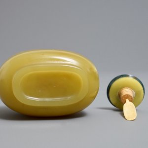 A Chinese yellow jade snuff bottle, 18th C. — 照片 6