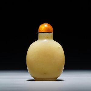 A Chinese yellow jade snuff bottle, 19/20th C. — photo 1