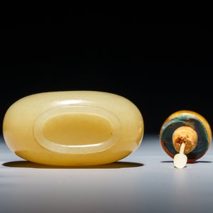 A Chinese yellow jade snuff bottle, 19/20th C. — photo 6