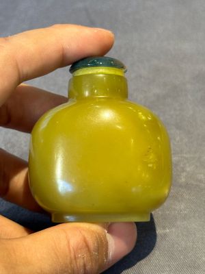 A Chinese yellow jade snuff bottle with moss agate cover and bone stopper, 19th C. — photo 1
