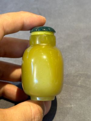 A Chinese yellow jade snuff bottle with moss agate cover and bone stopper, 19th C. — photo 2