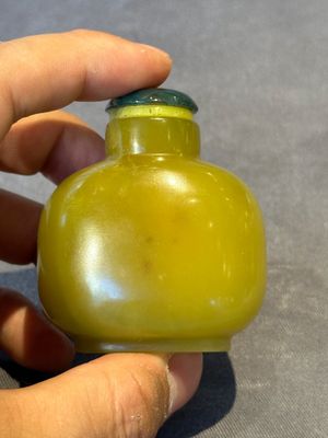 A Chinese yellow jade snuff bottle with moss agate cover and bone stopper, 19th C. — photo 3
