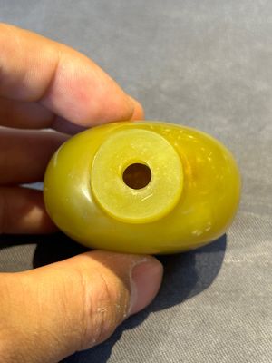 A Chinese yellow jade snuff bottle with moss agate cover and bone stopper, 19th C. — photo 5