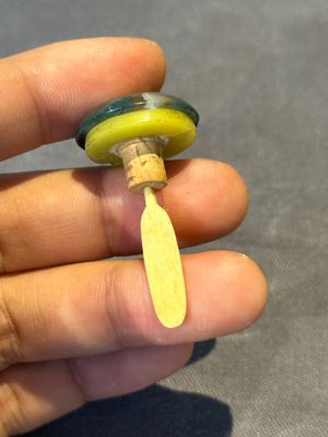 A Chinese yellow jade snuff bottle with moss agate cover and bone stopper, 19th C. — photo 8