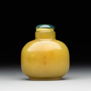 A Chinese yellow jade snuff bottle with moss agate cover and bone stopper, 19th C. — photo 1