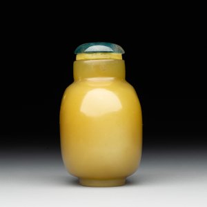 A Chinese yellow jade snuff bottle with moss agate cover and bone stopper, 19th C. — photo 2