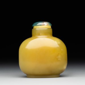 A Chinese yellow jade snuff bottle with moss agate cover and bone stopper, 19th C. — photo 3