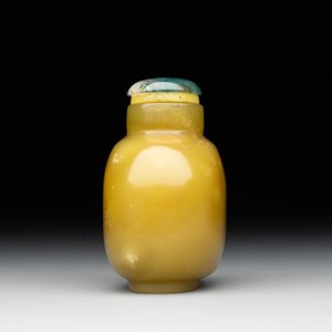 A Chinese yellow jade snuff bottle with moss agate cover and bone stopper, 19th C. — photo 4