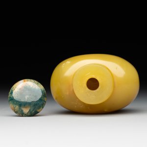 A Chinese yellow jade snuff bottle with moss agate cover and bone stopper, 19th C. — photo 5