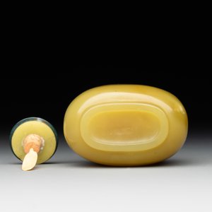 A Chinese yellow jade snuff bottle with moss agate cover and bone stopper, 19th C. — photo 6