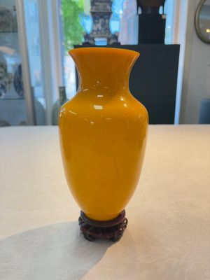 A Chinese yellow Peking glass vase on a wooden stand, 19th C. — photo 1