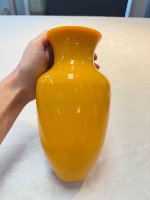 A Chinese yellow Peking glass vase on a wooden stand, 19th C. — photo 5
