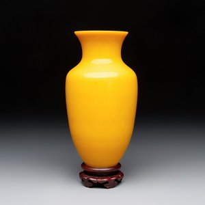 A Chinese yellow Peking glass vase on a wooden stand, 19th C. — photo 1