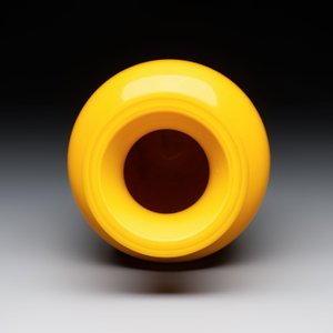 A Chinese yellow Peking glass vase on a wooden stand, 19th C. — photo 3