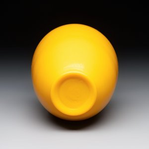 A Chinese yellow Peking glass vase on a wooden stand, 19th C. — photo 4