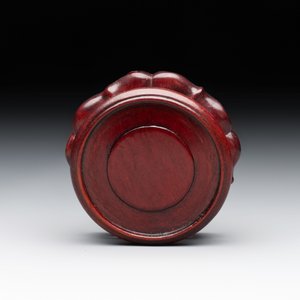A Chinese yellow Peking glass vase on a wooden stand, 19th C. — photo 5