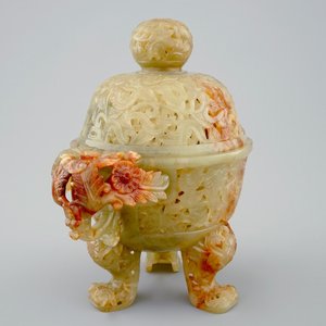 A Chinese yellowish-green jade censer with cover, 19th C. — photo 1