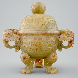 A Chinese yellowish-green jade censer with cover, 19th C. — photo 4