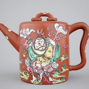Een Chinese beschilderde Yixing theepot, 19e eeuw — foto 1