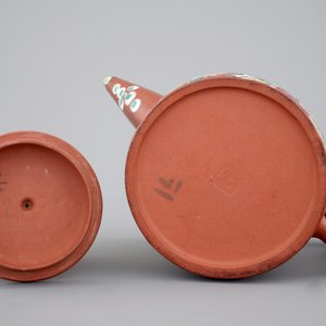 Een Chinese beschilderde Yixing theepot, 19e eeuw — foto 6