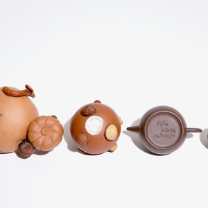 A Chinese Yixing peach-shaped bowl, a round bowl and a teapot with cover, 19/20th C. — photo 7