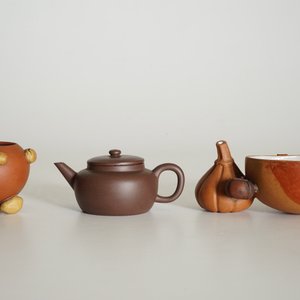 A Chinese Yixing peach-shaped bowl, a round bowl and a teapot with cover, 19/20th C. — photo 8