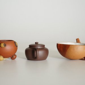 A Chinese Yixing peach-shaped bowl, a round bowl and a teapot with cover, 19/20th C. — photo 9