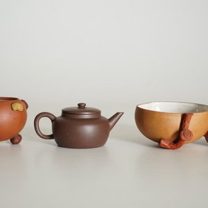 A Chinese Yixing peach-shaped bowl, a round bowl and a teapot with cover, 19/20th C. — photo 10