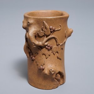 A Chinese Yixing stoneware brush pot with applied design, Maolin mark, 18/19th C. — photo 1