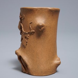 A Chinese Yixing stoneware brush pot with applied design, Maolin mark, 18/19th C. — photo 5