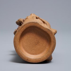 A Chinese Yixing stoneware brush pot with applied design, Maolin mark, 18/19th C. — photo 6