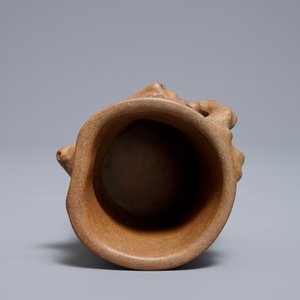 A Chinese Yixing stoneware brush pot with applied design, Maolin mark, 18/19th C. — photo 7