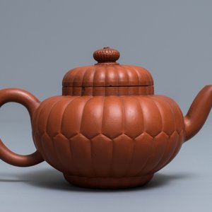 A Chinese Yixing stoneware 'chrysanthemum' teapot and cover, Kangxi — 照片 1