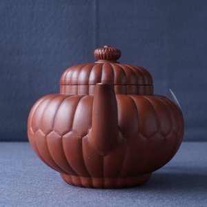 A Chinese Yixing stoneware 'chrysanthemum' teapot and cover, Kangxi — 照片 21