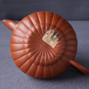 A Chinese Yixing stoneware 'chrysanthemum' teapot and cover, Kangxi — 照片 24