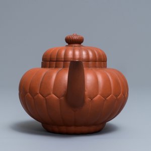 A Chinese Yixing stoneware 'chrysanthemum' teapot and cover, Kangxi — 照片 4