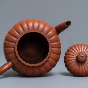 A Chinese Yixing stoneware 'chrysanthemum' teapot and cover, Kangxi — 照片 5