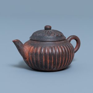 A Chinese Yixing stoneware 'chrysanthemum' teapot and cover, seal mark, Qianlong — 照片 1