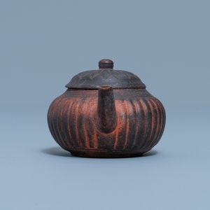 A Chinese Yixing stoneware 'chrysanthemum' teapot and cover, seal mark, Qianlong — 照片 5