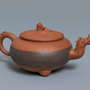 A Chinese Yixing stoneware dragon-spouted teapot and cover, impressed mark, 19/20th C. — photo 1