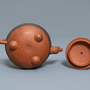 A Chinese Yixing stoneware dragon-spouted teapot and cover, impressed mark, 19/20th C. — photo 7
