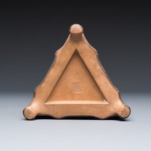 A Chinese Yixing stoneware incised triangular hat stand — 照片 8