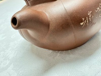 A Chinese Yixing stoneware inscribed teapot and cover, Zhong Shi Qiu 中獅球 mark, 20th C. — photo 14