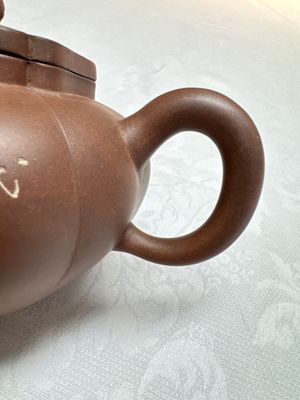 A Chinese Yixing stoneware inscribed teapot and cover, Zhong Shi Qiu 中獅球 mark, 20th C. — photo 3