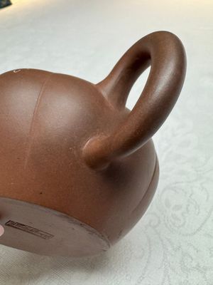 A Chinese Yixing stoneware inscribed teapot and cover, Zhong Shi Qiu 中獅球 mark, 20th C. — photo 4