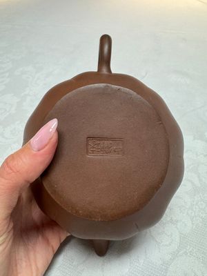 A Chinese Yixing stoneware inscribed teapot and cover, Zhong Shi Qiu 中獅球 mark, 20th C. — photo 5