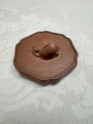 A Chinese Yixing stoneware inscribed teapot and cover, Zhong Shi Qiu 中獅球 mark, 20th C. — photo 6